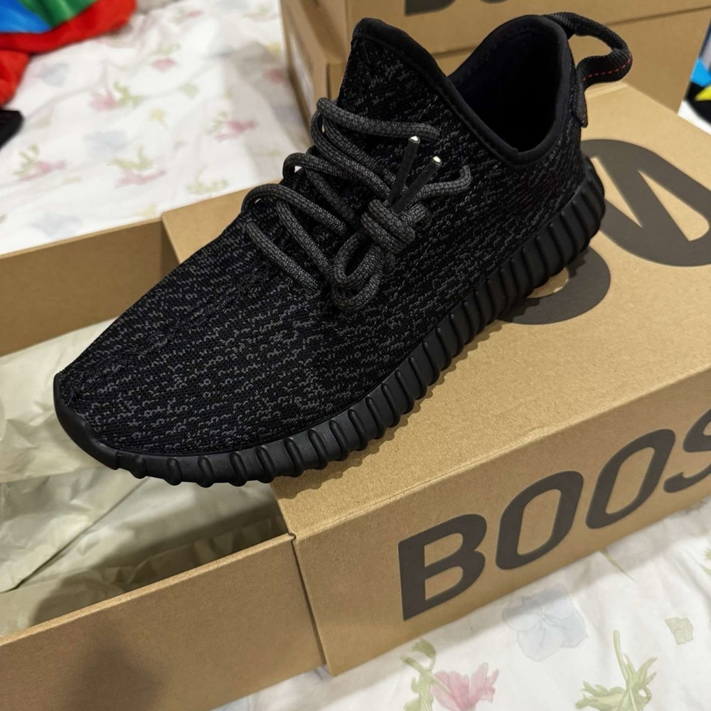 Yeezy 350 v2 pirate black size 9